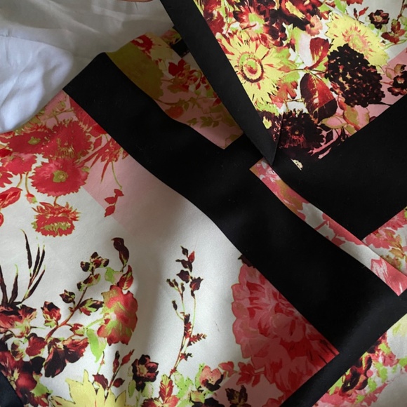 Floral fitted dress. - Picture 7 of 8